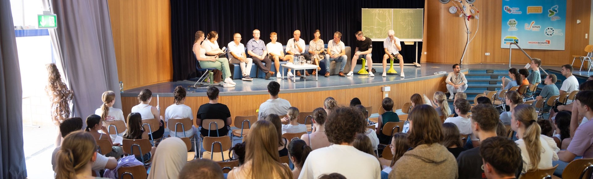 Politik hautnah: Podiumsdiskussion mit Bürgermeisterkandidaten und Kommunalpolitiker:innen an der Gesamtschule Jüchen