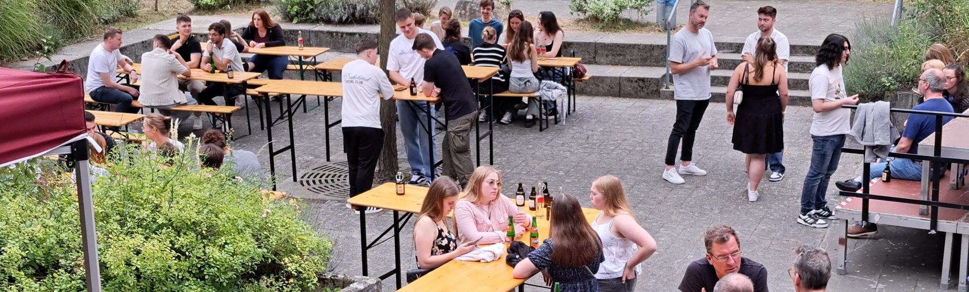 Ehemaligentreffen an der Gesamtschule Jüchen: Wiedersehen in vertrauter Umgebung