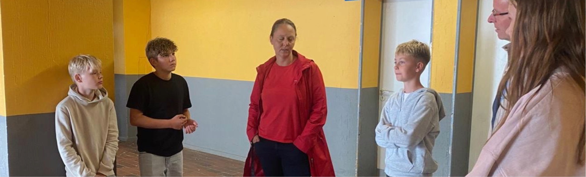 SV setzt sich ein: Politiker besichtigen Toiletten an unserer Schule