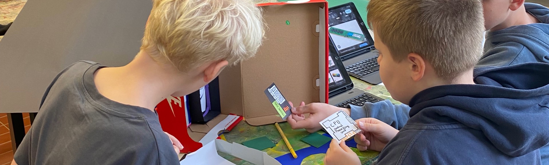 Die Sechstklässler*innen entdecken die Bestandteile eines Computers