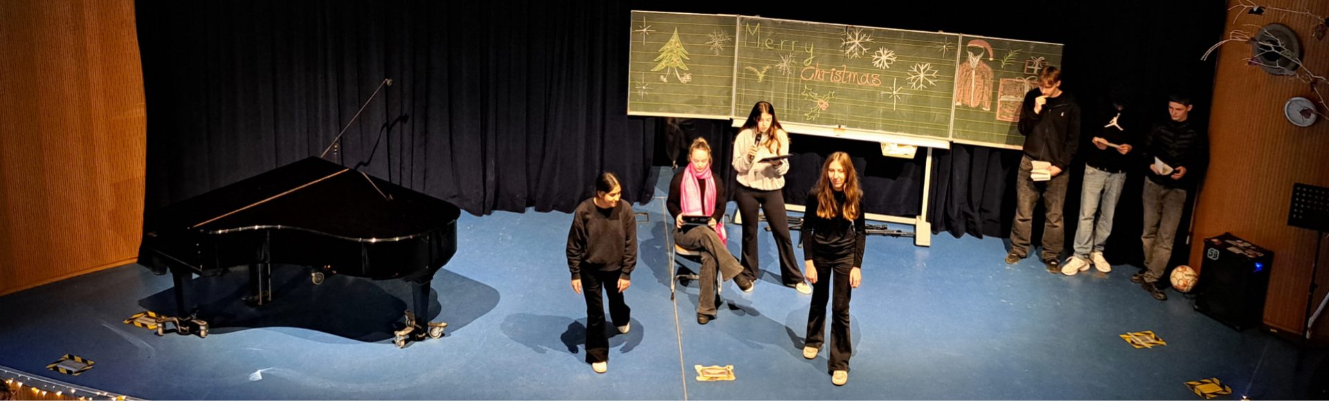 Die Gesamtschule Jüchen wünscht Allen ein frohes und gesegnetes Weihnachtsfest – Assembly before Christmas