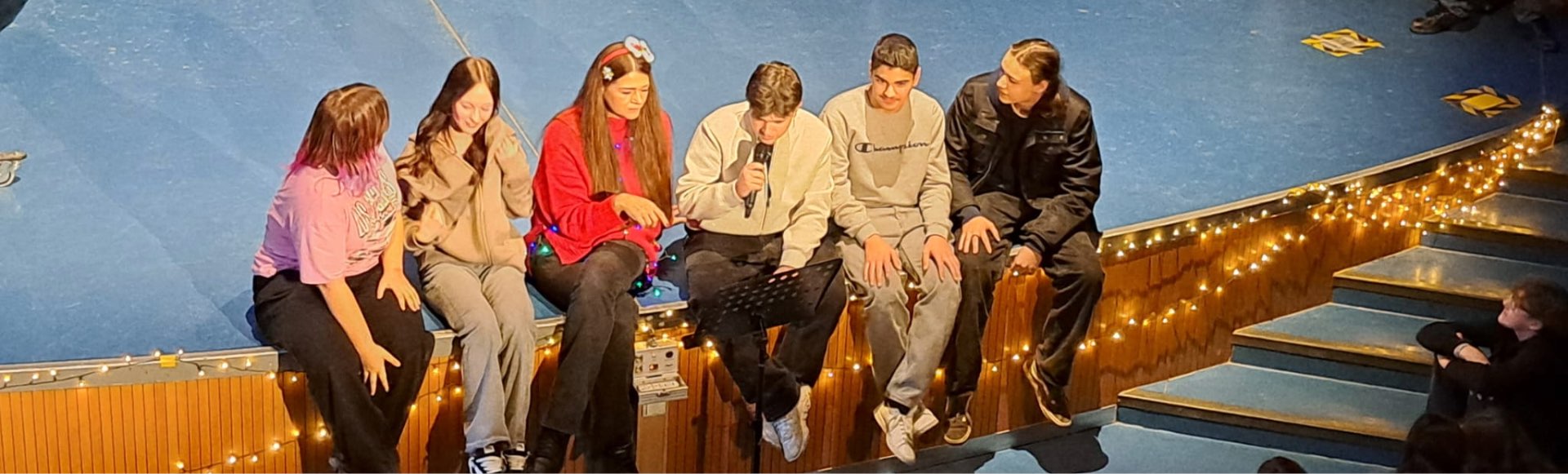 Die Gesamtschule Jüchen wünscht Allen ein frohes und gesegnetes Weihnachtsfest – Assembly before Christmas