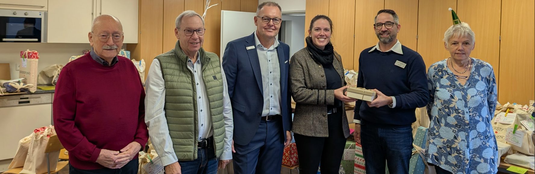 Spendenübergabe Weihnachtswunschbaum 