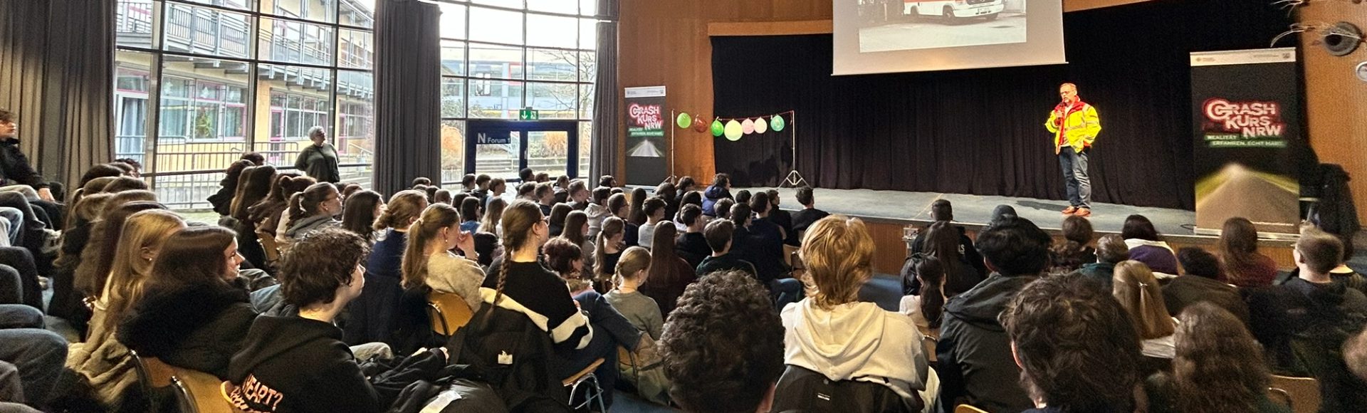 Crash-Kurs NRW: Nachdenkliche Stimmung bei Q1-Schülern von Gesamtschule und Gymnasium